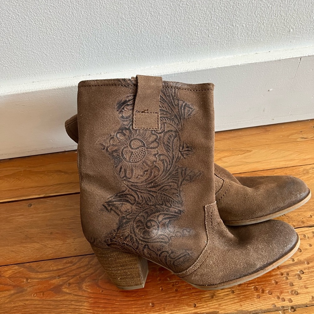 Zara Brown Heeled Boots with Intricate Stitching